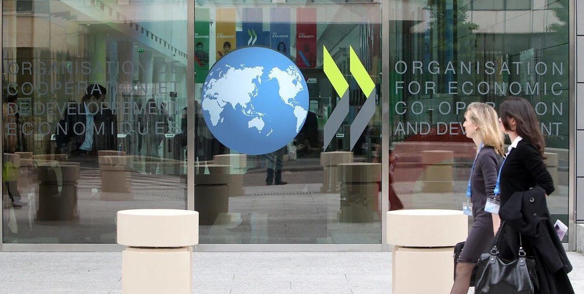 România în fața unei noi decade de reforme: nevoie de stabilitate fiscală, creștere a competitivității și angajări sporite După două decenii de creștere economică sustenabilă, România se află într-un punct de inflexiune, confruntându-se cu provocări majore pentru a-și menține avântul și a asigura un nivel de trai în creștere pentru cetățeni