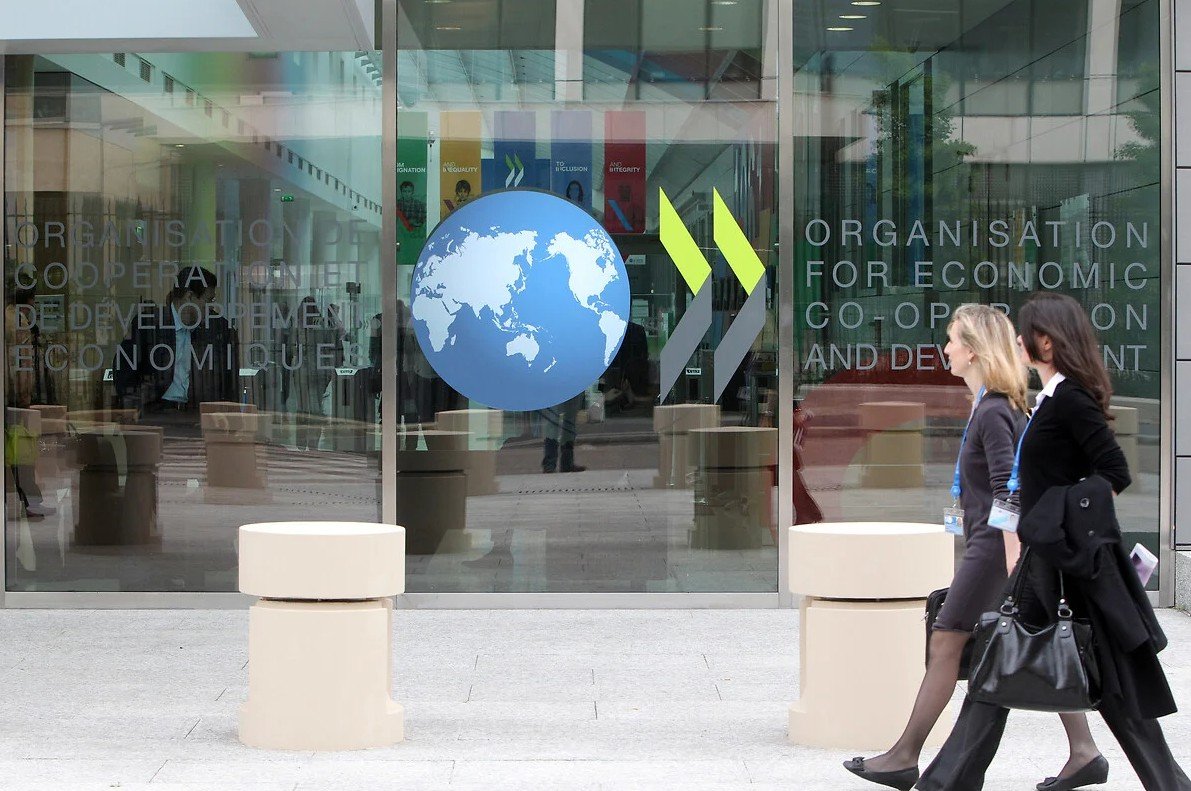 România înregistrează progrese semnificative în creșterea veniturilor și îmbunătățirea productivității, dar provocările fiscale rămân un obstacol major pentru sustenabilitatea economică