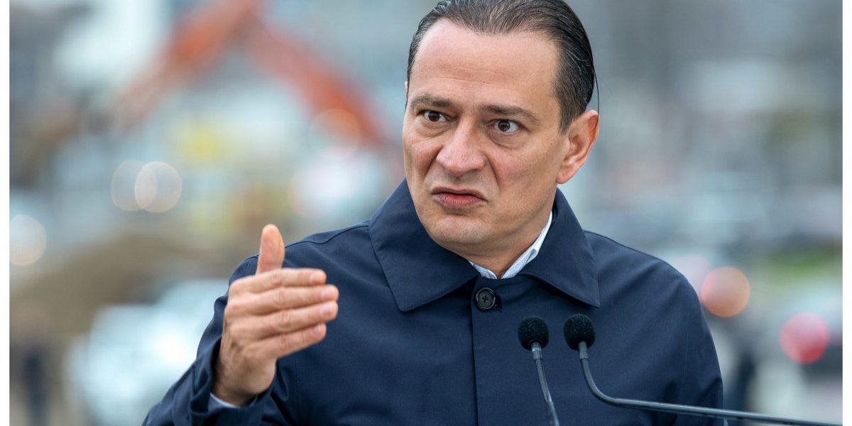 Primarul Sectorului 4 din București și liderul PSD București, Daniel Băluță, a lansat recent un atac virulent la adresa prim-ministrului Ilie Bolojan, acuzându-l de limitări în procesul de dezvoltare al țării și criticând modul în care guvernul gestionează problemele economice și sociale ale României