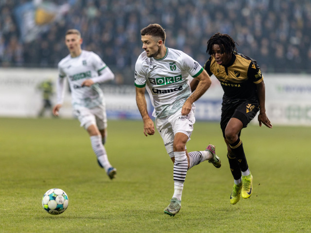 Rețea de corupție în lumea fotbalului: arestări spectaculoase și acuzații grave de trucare a meciurilor Tensiune maximă în lumea fotbalului românesc după ce autoritățile au făcut un flagrant de amploare, anunțând arestarea unui grup implicat în trucarea meciurilor și traficul de influență