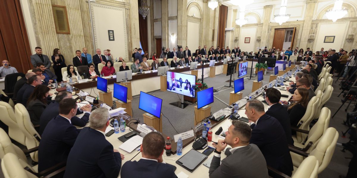 Criza politică din Parlamentul României devine tot mai acută, odată cu impasul generat de dezbaterile asupra bugetului de stat pentru anul 2026 și a celui al asigurărilor sociale pentru acest an