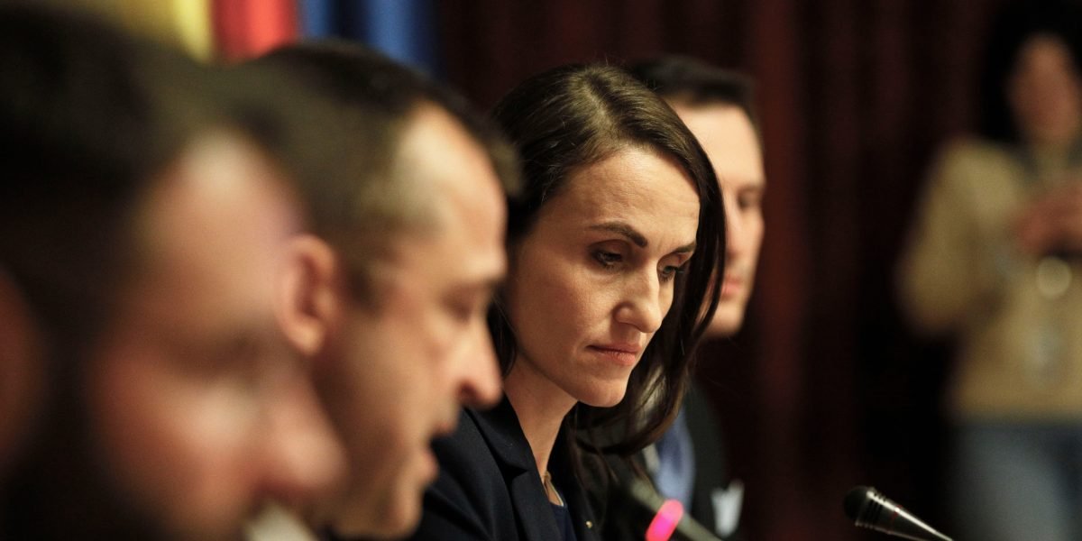 Scandalubrul în Comisia de Politică Externă a Camerei Deputaților după audirea ministrului de externe Oana Țoiu O dezbatere tensionată a avut loc astăzi în cadrul Comisiei de Politică Externă a Camerei Deputaților, unde a fost audiată ministra de externe, Oana Țoiu