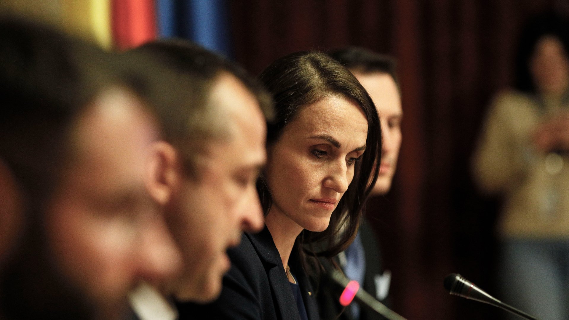 Scandalubrul în Comisia de Politică Externă a Camerei Deputaților după audirea ministrului de externe Oana Țoiu O dezbatere tensionată a avut loc astăzi în cadrul Comisiei de Politică Externă a Camerei Deputaților, unde a fost audiată ministra de externe, Oana Țoiu