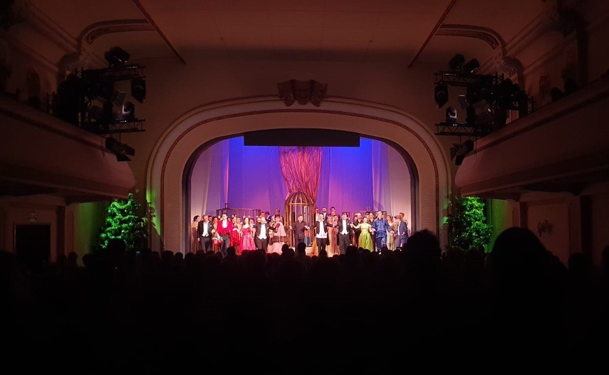Fostul manager interimar al Operei din Brașov, acuzat de încasări ilegale de peste 100.000 de lei Un scandal de proporții zdruncină scena culturală din Brașov, după ce un control al Serviciului de Audit Intern al Primăriei a scos la iveală o posibilă fraudă financiară de amploare