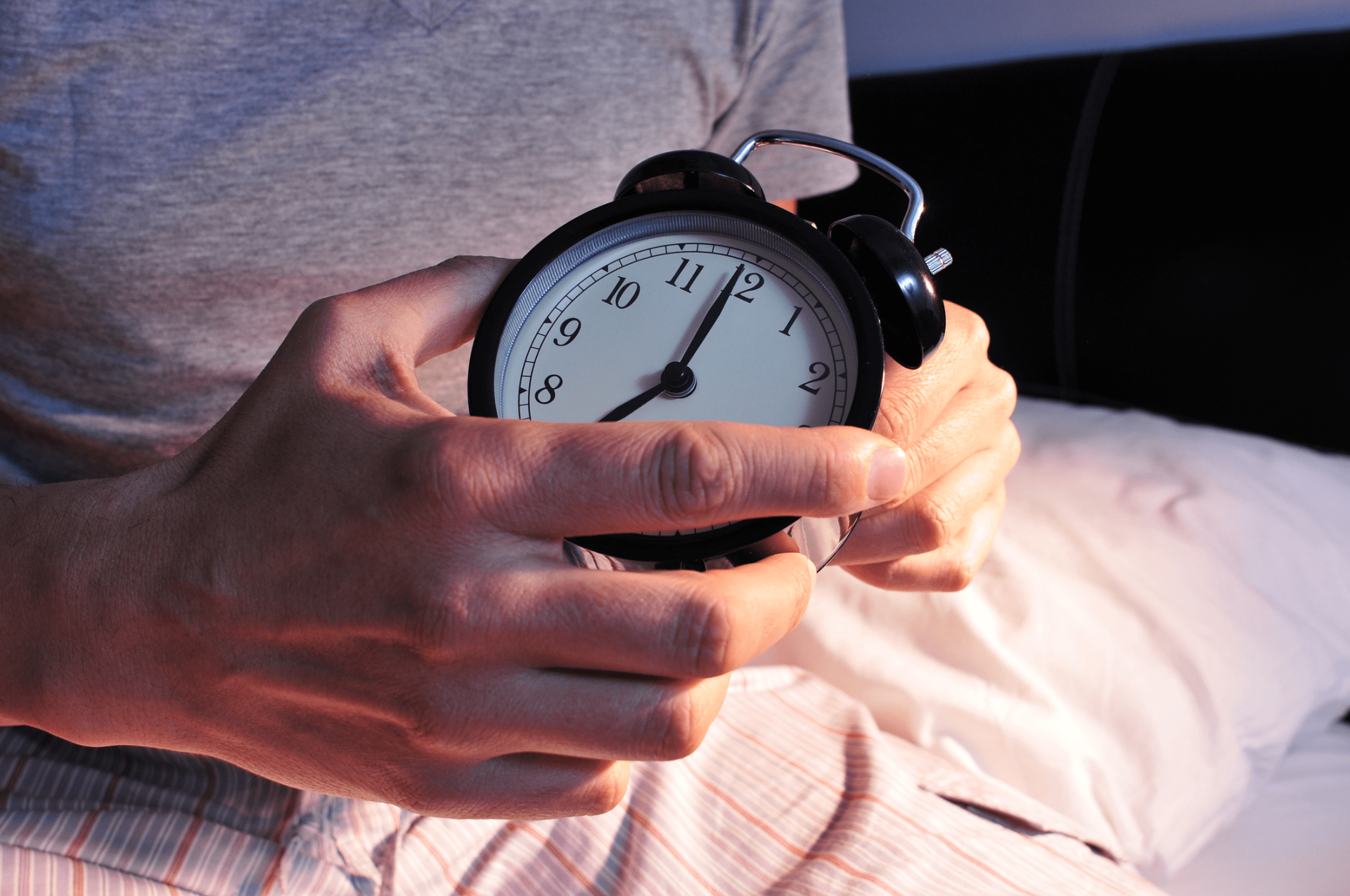 România va trece la ora de vară în noaptea de 28 spre 29 martie 2026, când ceasurile vor fi date înainte cu o oră, astfel încât ora 03:00 devine ora 04:00