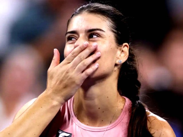 Sorana Cîrstea face senzație la Indian Wells, unul dintre cele mai prestigioase turnee WTA din circuitul mondial, reușind să avanseze până în turul al treilea la vârsta de 35 de ani, o performanță remarcabilă pentru sportiva română
