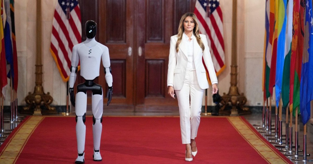 Melania Trump a fost protagonista unei scene inedite la Washington, unde a pășit pe covorul roșu alături de un robot umanoid, într-un eveniment dedicat promovării educației digitale