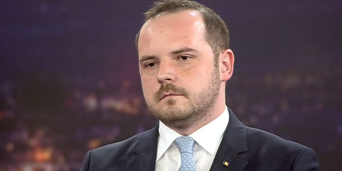 Medicina românească sub presiune: fenomenul medicilor angajați la stat și activitatea în privat devine o problemă tot mai acută În ultimele luni, problema medicilor angajați la stat, dar care activează și în sistemul privat, a devenit un subiect central în discuțiile despre reforma sistemului de sănătate din România