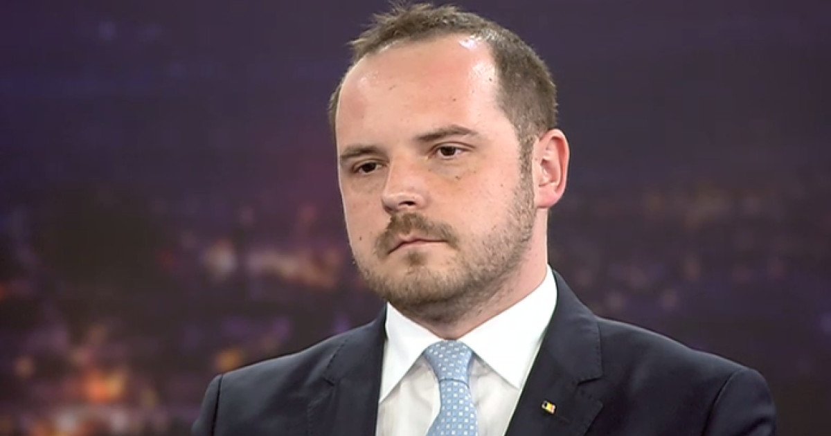 Medicina românească sub presiune: fenomenul medicilor angajați la stat și activitatea în privat devine o problemă tot mai acută În ultimele luni, problema medicilor angajați la stat, dar care activează și în sistemul privat, a devenit un subiect central în discuțiile despre reforma sistemului de sănătate din România