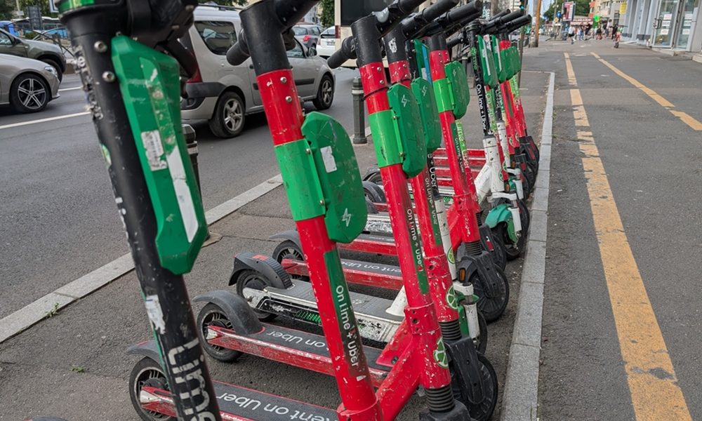 Italia introduce obligația de înmatriculare a trotinetelor electrice începând cu vara anului viitor, într-o măsură vizată să reglementeze traficul din ce în ce mai aglomerat și să asigure mai multă siguranță pentru utilizatori și pietoni