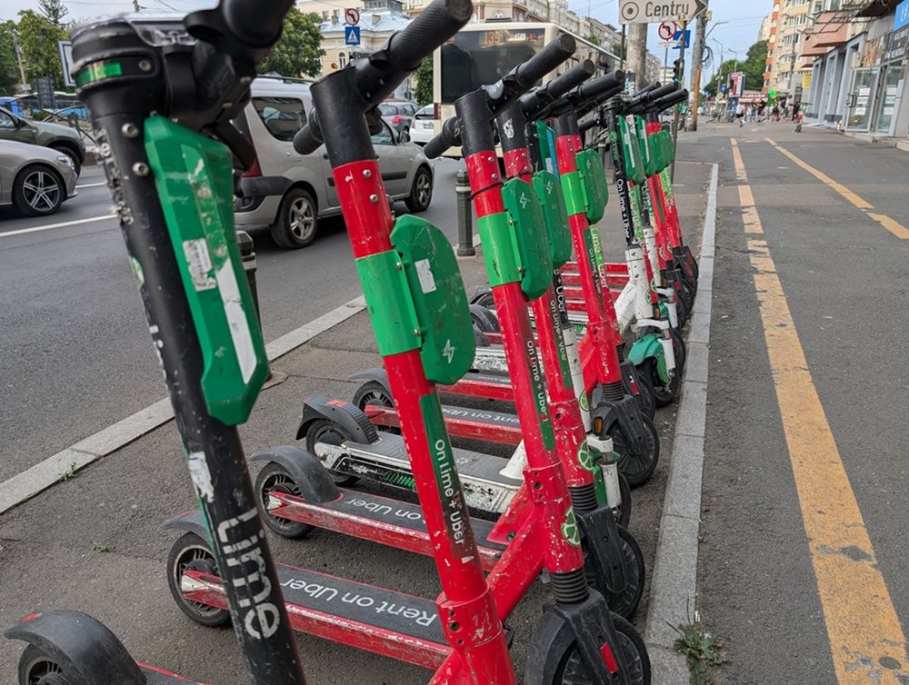 Italia introduce obligația de înmatriculare a trotinetelor electrice începând cu vara anului viitor, într-o măsură vizată să reglementeze traficul din ce în ce mai aglomerat și să asigure mai multă siguranță pentru utilizatori și pietoni