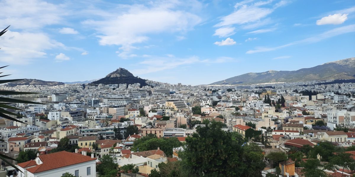 Mii de taximetriști din Atena au declanșat marți o greve generală pe perioadă nelimitată, clamând împotriva deciziei guvernului conservator de a impune un nou standard pentru transportul public în capitala Greciei