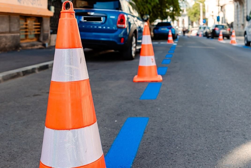 Primăria Capitalei ia în calcul eliminarea unui beneficiu introdus în urmă cu aproape un deceniu, care viza parcarea gratuită pentru autovehiculele electrice și hibride pe locurile administrate public