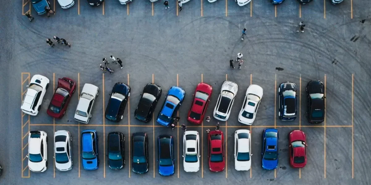 Primăria Capitalei pregătește o schimbare majoră în gestionarea parcărilor din București, planificând eliminarea facilității de parcare gratuită pentru jurnaliști