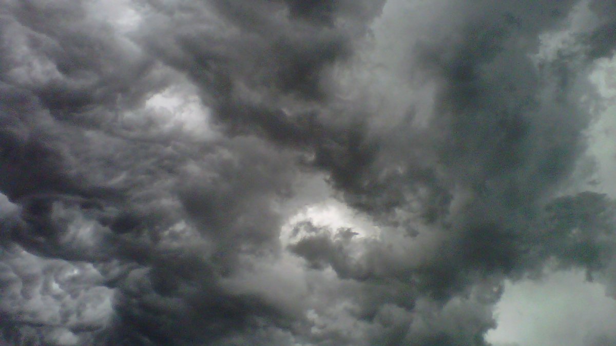 Avertizare meteo de severă intensitate în zona Chicago și împrejurimi: Vigilență sporită pentru zilele următoare Meteorologii au emis un alertor de vreme severă pentru mai multe județe din zona Chicago, inclusiv DeKalb, LaSalle, Cook, DuPage, Grundy, Kane, Kendall, Lake, McHenry și Will, valabil până cel târziu marți dimineața, la ora 3.00
