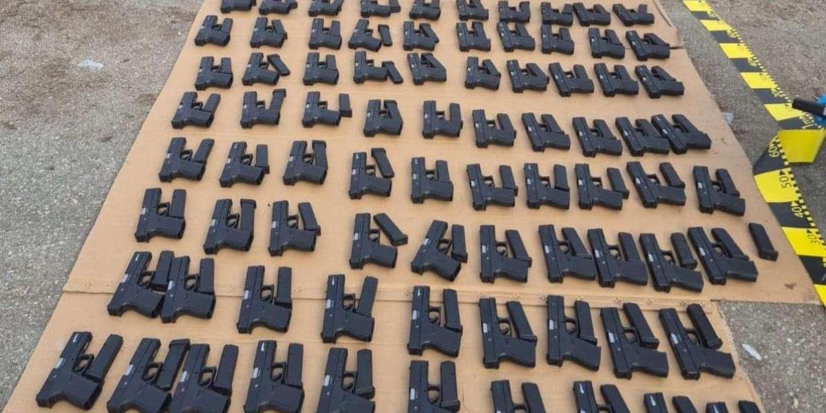 Captură de proporții la Calafat. Peste 100 de pistoale, încărcătoare şi 60.000 de țigarete au fost descoperite într-un camion