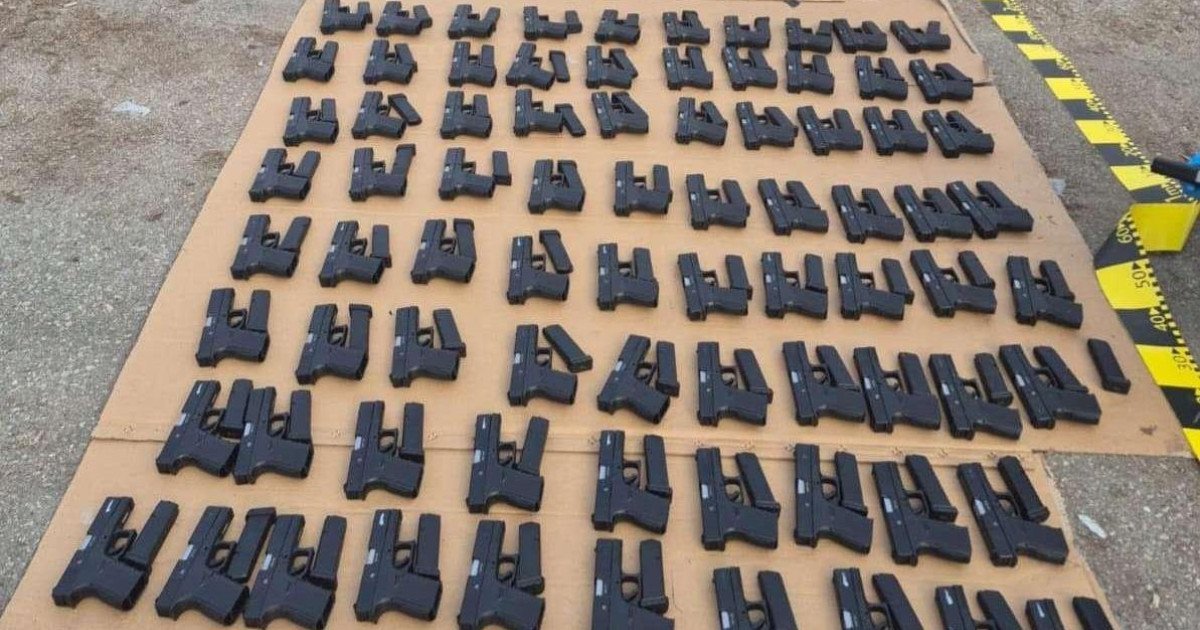 Polițiștii de frontieră din Calafat au reușit vineri o captură-record de arme și tutun de contrabandă, după ce au descoperit peste 100 de pistoale, încărcătoare și aproximativ 60.000 de țigarete într-un autocamion înmatriculat în Turcia