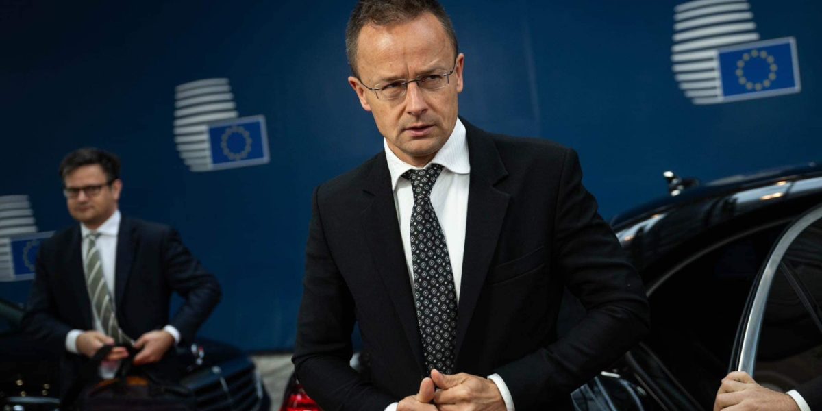 Tensiuni noi în scena geopolitică est-europeană: Ungaria reacționează după afirmațiile dure ale președintelui Zelenski Criza diplomatică dintre Ucraina și Ungaria escaladează, după o declarație a președintelui ucrainean Volodimir Zelenski, care a promis să-i furnizeze soldaților ucraineni adresa premierului maghiar Viktor Orban, dacă acesta continuă să blocheze ajutorul financiar promis de Uniunea Europeană pentru Ucraina