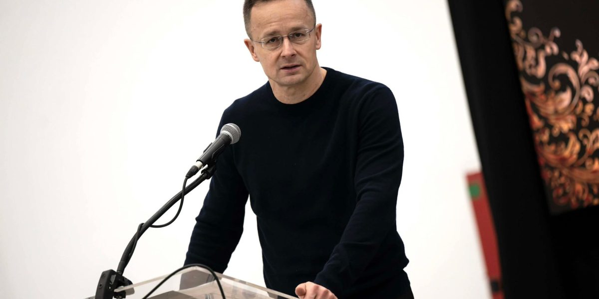 Ministrul maghiar de externe confirmă relațiile informale și continue cu Rusia, în contextul tensiunilor europene Ministrul maghiar de externe, Péter Szijjártó, a recunoscut recent că menține legături regulate cu omologul său rus, Serghei Lavrov, în timpul reuniunilor Uniunii Europene, chiar și în afara sesiunilor oficiale