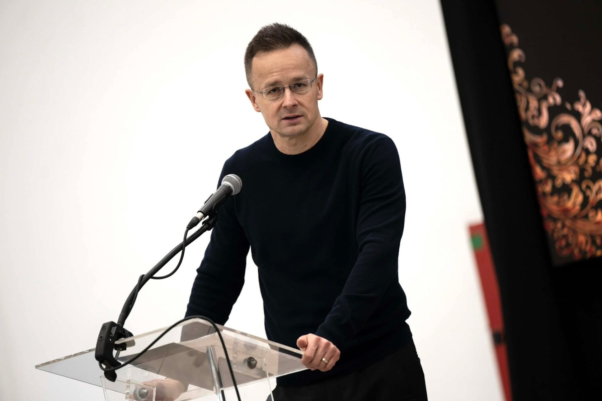 Ministrul maghiar de externe confirmă relațiile informale și continue cu Rusia, în contextul tensiunilor europene Ministrul maghiar de externe, Péter Szijjártó, a recunoscut recent că menține legături regulate cu omologul său rus, Serghei Lavrov, în timpul reuniunilor Uniunii Europene, chiar și în afara sesiunilor oficiale