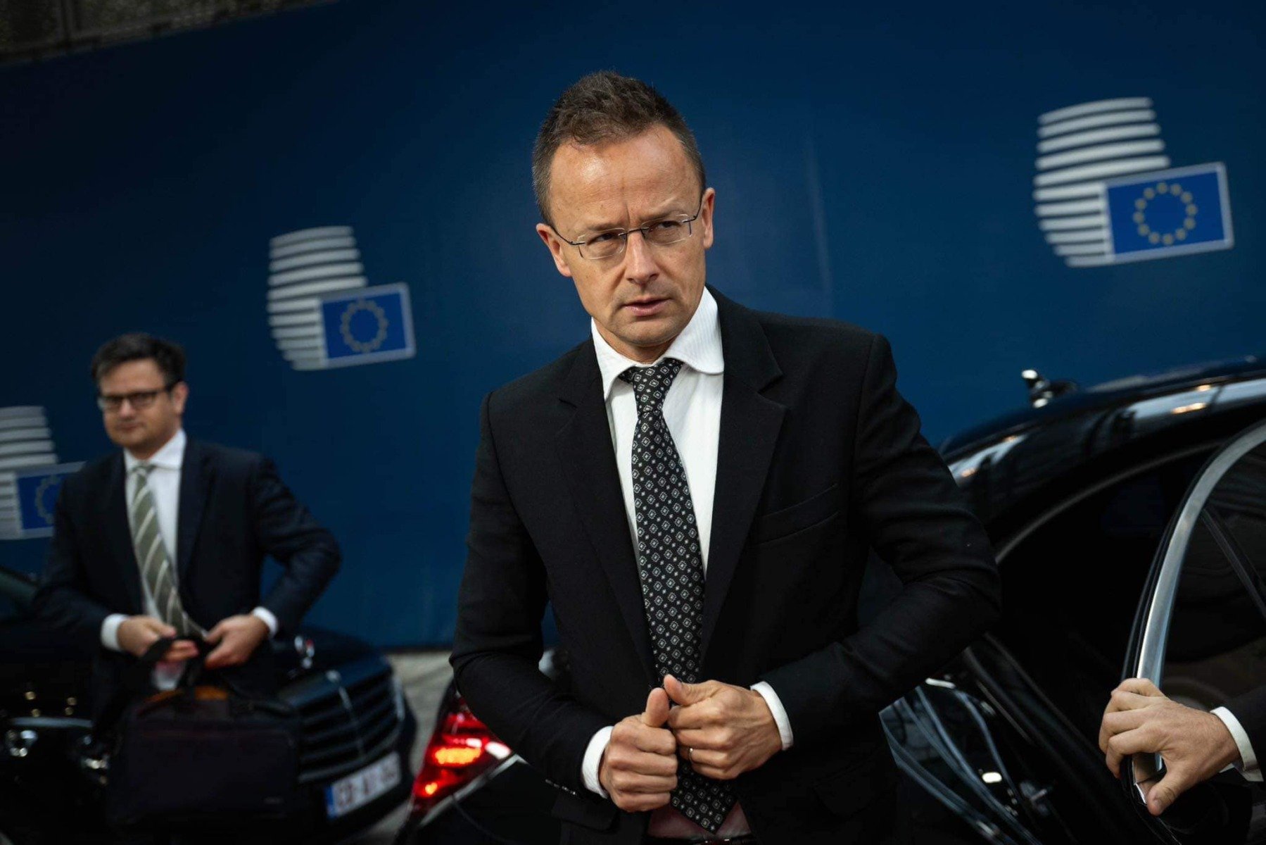 Tensiuni noi în scena geopolitică est-europeană: Ungaria reacționează după afirmațiile dure ale președintelui Zelenski Criza diplomatică dintre Ucraina și Ungaria escaladează, după o declarație a președintelui ucrainean Volodimir Zelenski, care a promis să-i furnizeze soldaților ucraineni adresa premierului maghiar Viktor Orban, dacă acesta continuă să blocheze ajutorul financiar promis de Uniunea Europeană pentru Ucraina