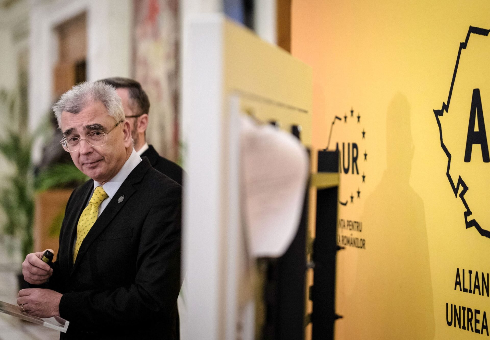 AUR refuză participarea la votul pentru ajutorul pensionarilor cu pensii mici: O decizie cu ecou în scena politică Liderul senatorilor Alianței pentru Unirea Românilor (AUR), Petrișor Peiu, a anunțat miercuri că partidul său va boicota participarea în comisiile reunite de buget și, implicit, la ședința de vot consacrată amendamentului depus de social-democrați, prin care se propune acordarea unui ajutor unic pentru pensionarii cu pensii mici