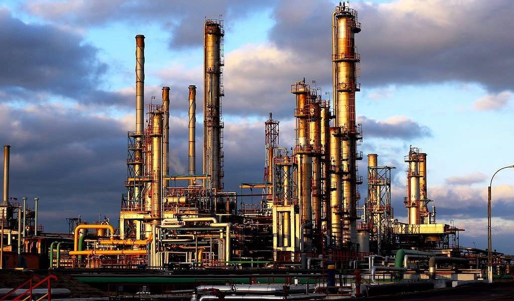 Petromidia, cea mai mare rafinărie din România, se află în plin proces de modernizare, contrazicând declarațiile oficialilor din domeniul energetic