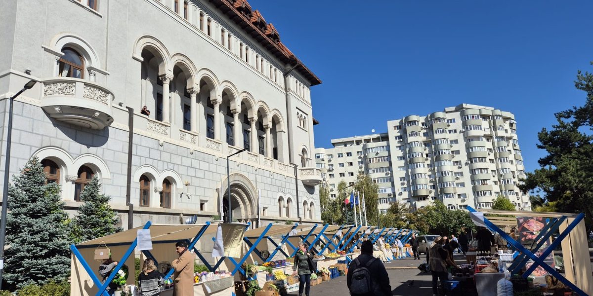 Piața volantă din Sectorul 1 revine pentru un weekend plin de gust și tradiție După succesul primei ediții din 2026, piața volantă din Sectorul 1 se va organiza din nou între 20 și 22 martie, în fața Primăriei, răspândind aroma produselor tradiționale românești în inima capitalei