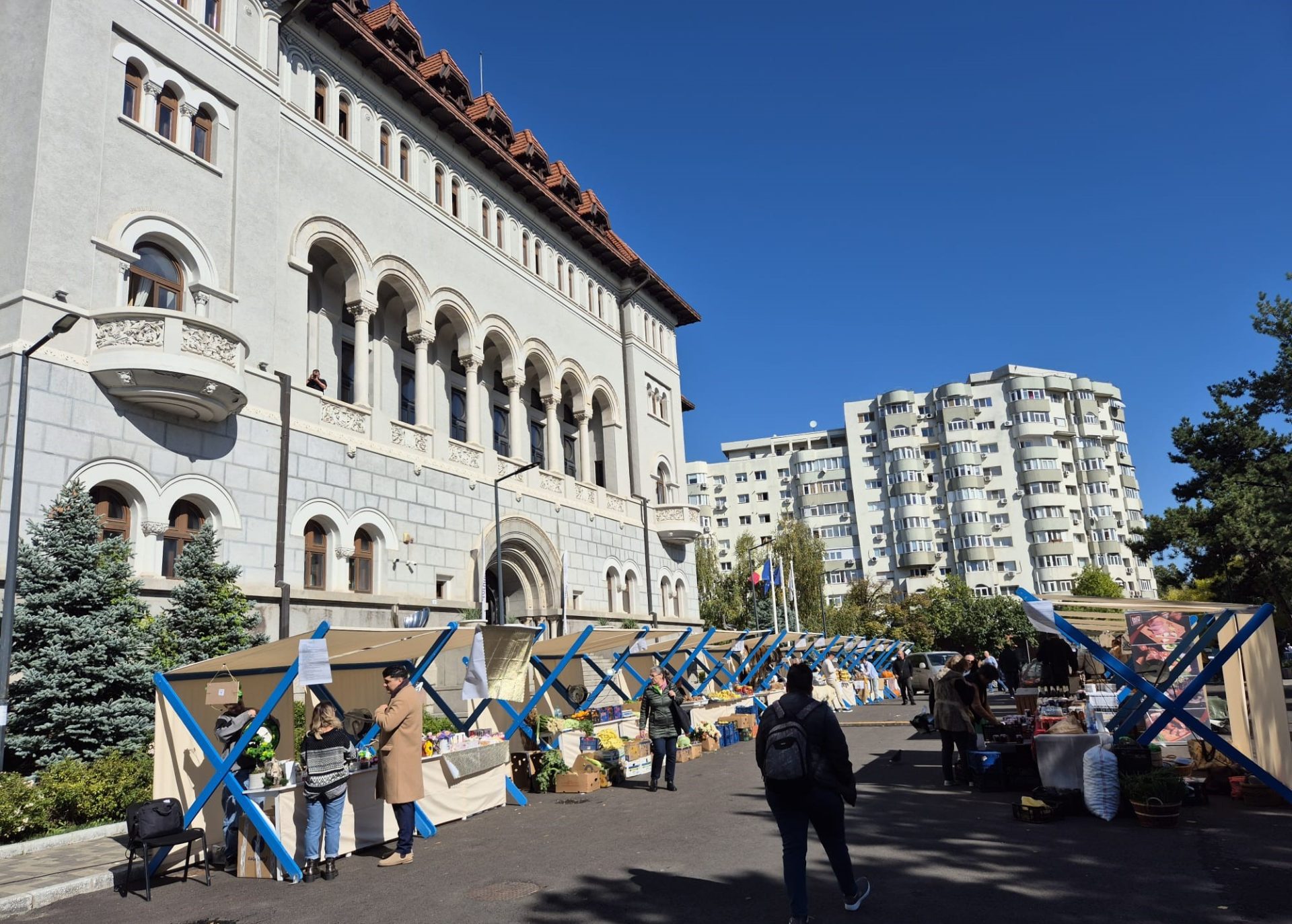 Piața volantă din Sectorul 1 revine pentru un weekend plin de gust și tradiție După succesul primei ediții din 2026, piața volantă din Sectorul 1 se va organiza din nou între 20 și 22 martie, în fața Primăriei, răspândind aroma produselor tradiționale românești în inima capitalei