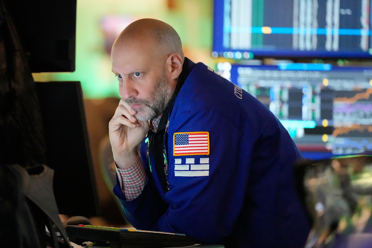 Bursa americană a înregistrat luni scăderi abrupte, după o creștere spectaculoasă a prețului petrolului, care a trecut peste bariera de 100 de dolari pe baril
