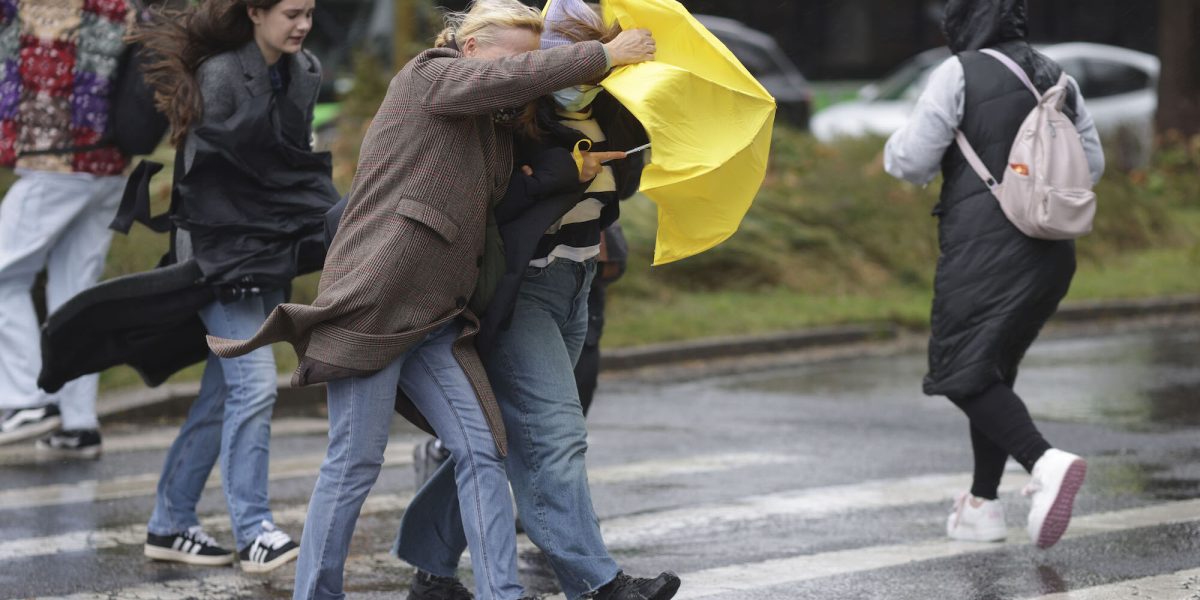 Vremea capricioasă continuă să dea peste cap planurile bucureștenilor și celor din județele din apropiere, odată cu anunțurile meteorologilor referitoare la fenomene extreme care se vor intensifica în următoarele zile