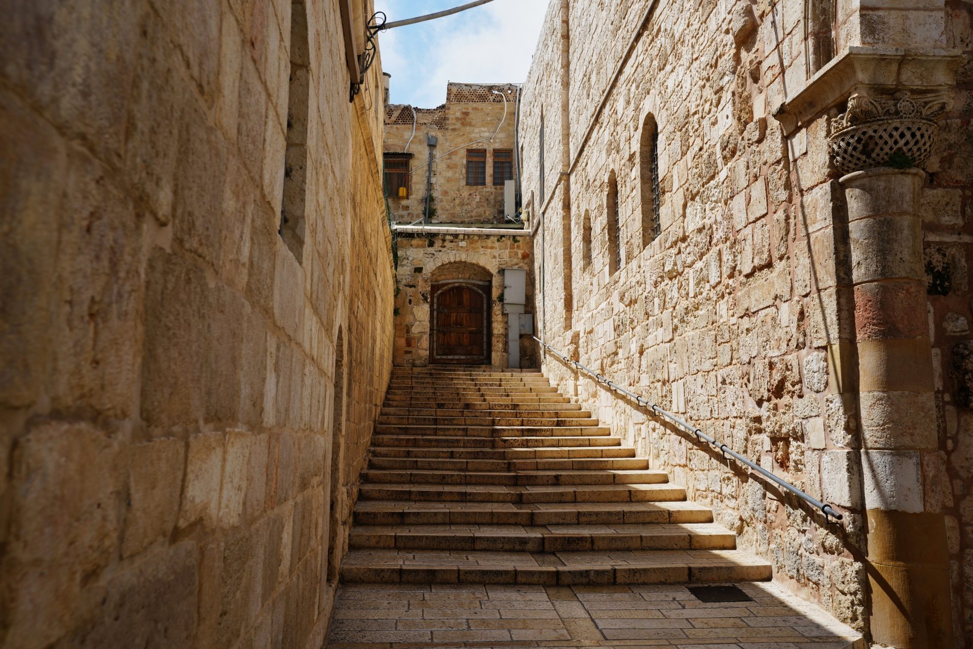 Poliția israeliană a blocat accesul Patriarhului Latin al Ierusalimului și al preotului de la Biserica Sfântului Mormânt la locul sfânt, împiedicându-i să celebreze liturghia de Duminica Floriilor