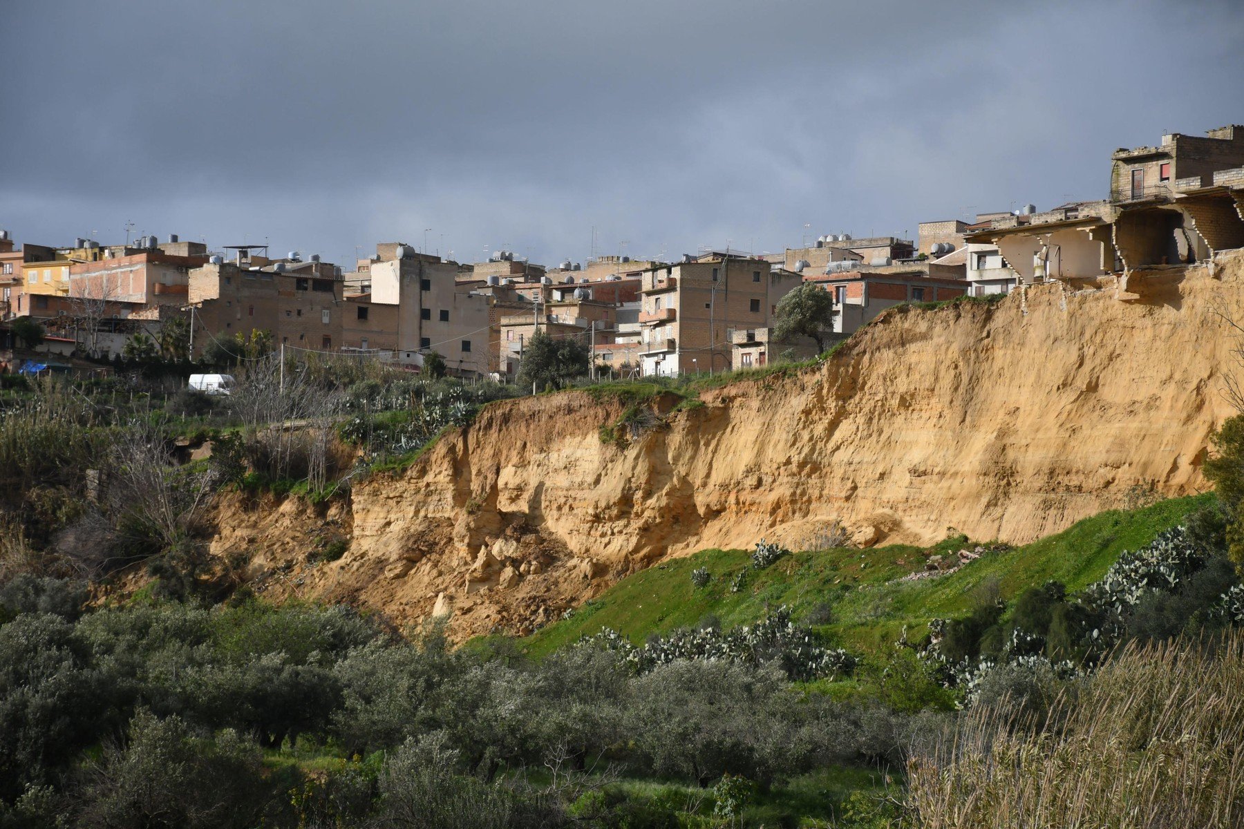 Pompierii din Sicilia au reușit să salveze aproximativ 400 de cărți rare dintr-o bibliotecă aflată pe marginea unei prăpăstii create de o alunecare de teren majoră, eveniment petrecut în luna ianuarie