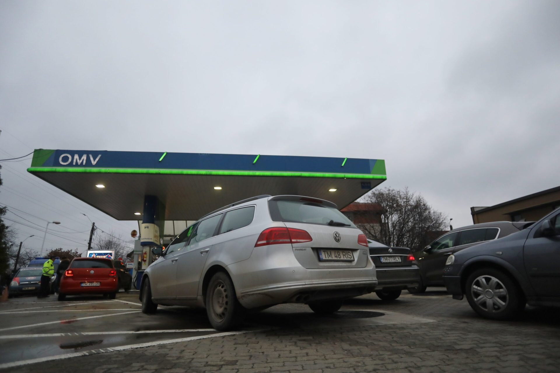 Măsurile guvernamentale pentru reducerea prețurilor la carburanți, impact de circa 3,2 miliarde de lei Autoritățile române au anunțat recent un pachet de măsuri menite să stabilizeze prețurile carburanților, într-un context internațional dificil, marcat de creșteri accelerate ale prețurilor la motorină și benzină