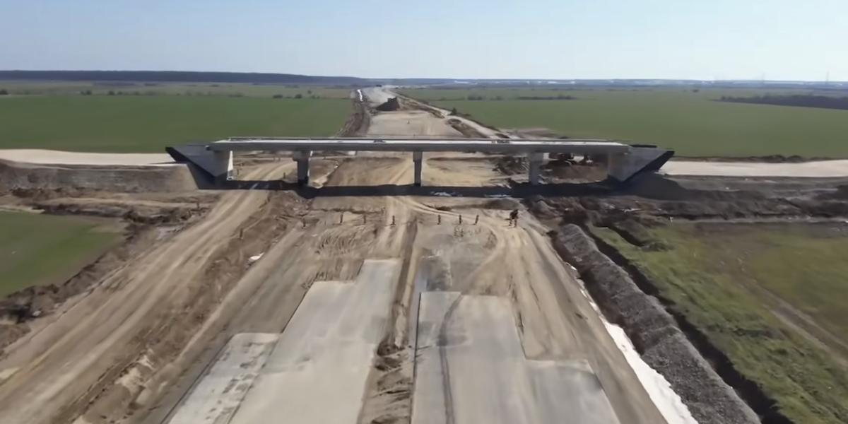 Progresul construcției lotului 3 al autostrăzii A0 Nord, care urmează să completeze inelul rutier în jurul Bucureștiului, atinge aproape 80%, însă mobilizarea pe șantier rămâne insuficientă pentru a finaliza lucrările în termenul stabilit