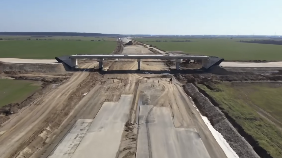 Progresul construcției lotului 3 al autostrăzii A0 Nord, care urmează să completeze inelul rutier în jurul Bucureștiului, atinge aproape 80%, însă mobilizarea pe șantier rămâne insuficientă pentru a finaliza lucrările în termenul stabilit