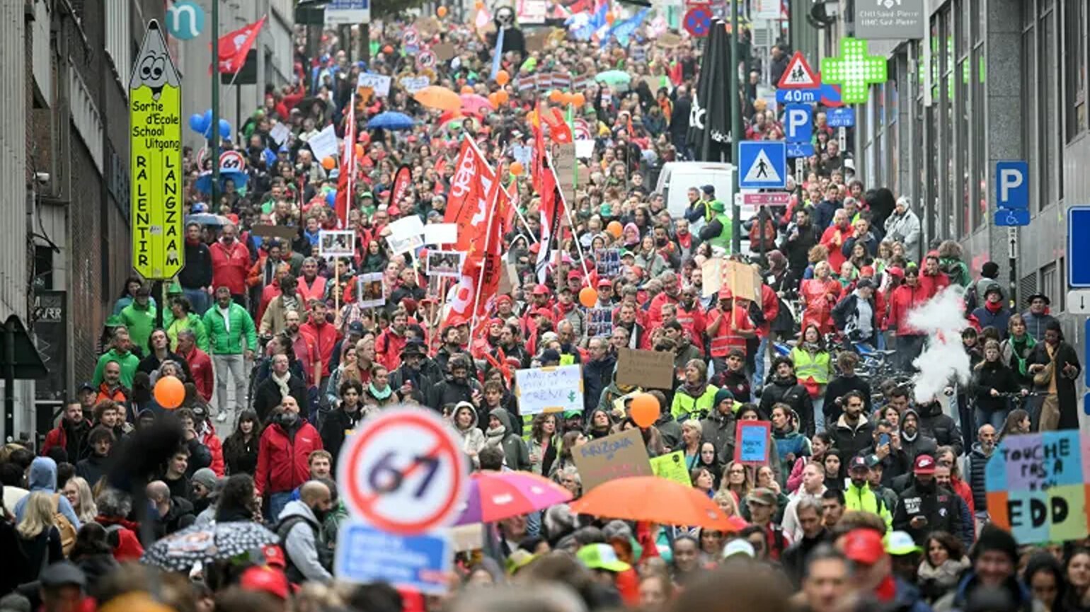 Mii de belgieni ies din nou în stradă pentru a-și manifesta nemulțumirea față de reforma pensiilor anunțată de noul guvern Una dintre cele mai ample demonstrații ale anului 2025 în Belgia a avut loc zilele acestea, fiind comparabilă sau chiar mai amplă decât mitingul din 14 octombrie, considerat până acum punctul culminant al mișcărilor sindicale din țară