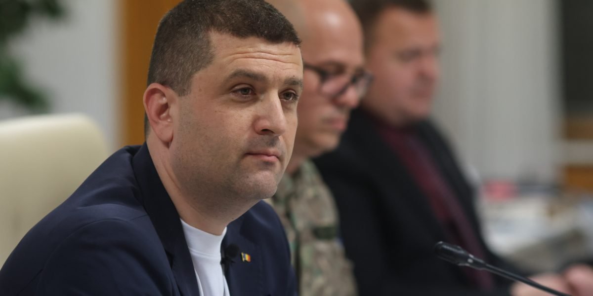 Razboi diplomatic între Iran și România: oficialii români asigură că nu există un risc iminent pentru țară, în timp ce tensiunea crește pe scena internațională Situația tensionată dintre Iran și România capătă noi accente, odată cu avertismentele lansate de Teheran, care cere țării noastre să nu permită Statelor Unite să utilizeze bazele militaire din România pentru operațiuni împotriva Iranului