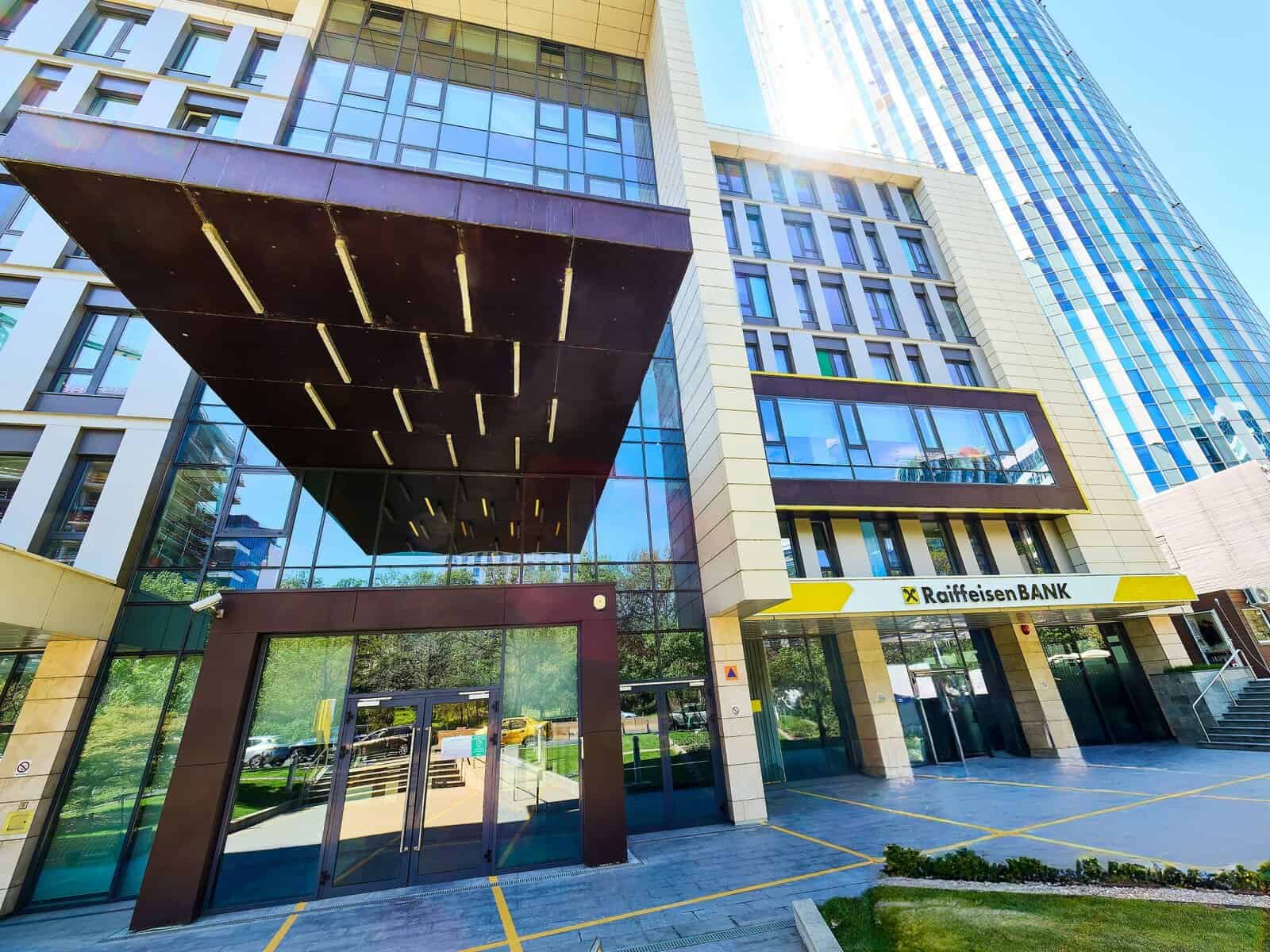 Raiffeisen Bank se pregătește să devină unul dintre cei mai importanți jucători de pe piața bancară din România, după ce este aproape de semnarea unui acord pentru achiziționarea diviziei Garanti din România a BBVA