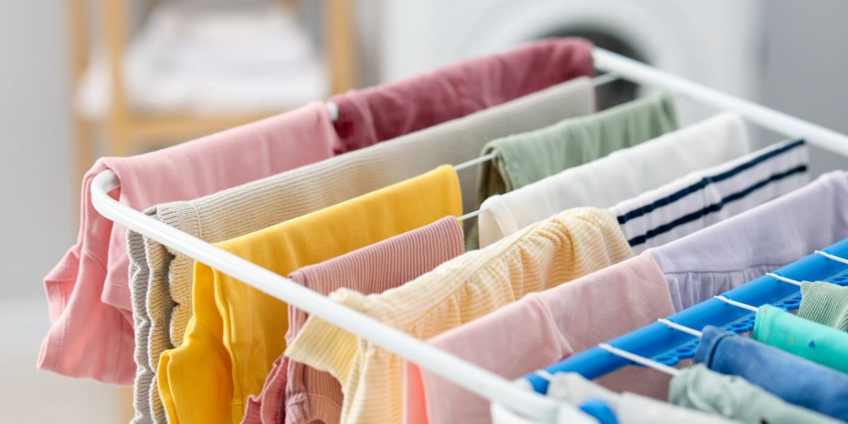 Greșeala comună a românilor: uscarea rufelor după ora 12:00