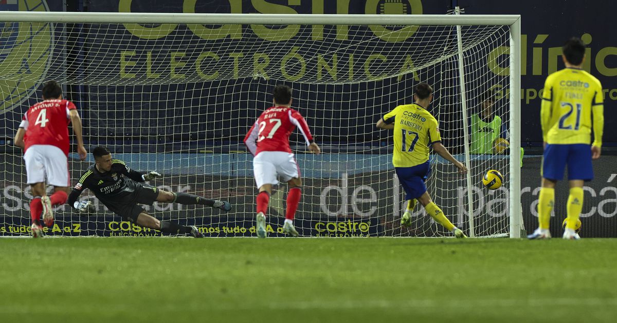 Camisola 17 înscrie din penalty și aduce avantaj Lăieșilor în derby-ul cu Benfica Lumea fotbalului din Portugalia a fost martoră, astăzi, la un moment decisiv în derby-ul din Luz, unde favoriții locali, Benfica, au fost surprinși de un gol de la punctul de penalti, marca de atacantul spaniol Camisola 17, al Lobe Gorj
