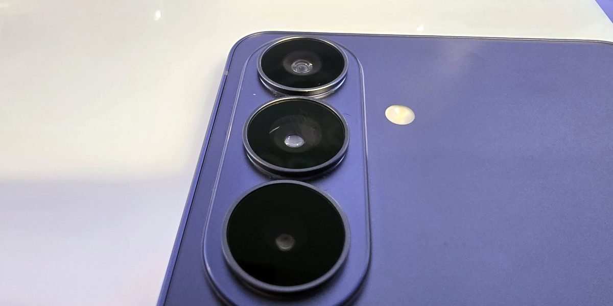 Samsung analizează posibilitatea de a introduce funcția Virtual Aperture pe telefoanele sale flagship mai vechi, o noutate ce ar putea aduce un plus considerabil calității imaginilor capturate cu camerele telephoto ale dispozitivelor din generațiile anterioare