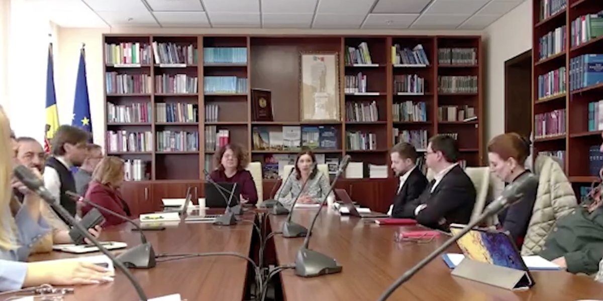 Confruntare lingvistică la Consiliul Audiovizualului: Liliana Vițu răspunde deputatei comuniste în limba engleză O scenă neobișnuită s-a produs zilele acestea în cadrul ședinței Comisiei pentru cultură, educație, cercetare, tineret, sport și mass-media, unde președintele Consiliului Audiovizualului, Liliana Vițu, a ales să răspundă într-un mod neașteptat unei interpelări în limba rusă a uneia dintre deputatele Partidului Comunist