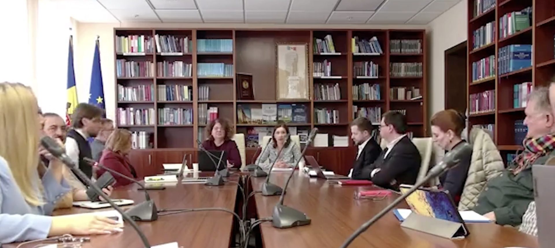 Confruntare lingvistică la Consiliul Audiovizualului: Liliana Vițu răspunde deputatei comuniste în limba engleză O scenă neobișnuită s-a produs zilele acestea în cadrul ședinței Comisiei pentru cultură, educație, cercetare, tineret, sport și mass-media, unde președintele Consiliului Audiovizualului, Liliana Vițu, a ales să răspundă într-un mod neașteptat unei interpelări în limba rusă a uneia dintre deputatele Partidului Comunist