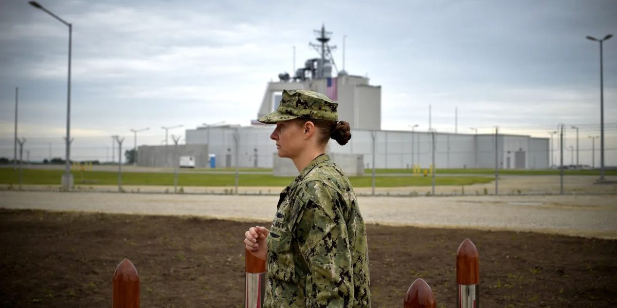 Sistemul de la Deveselu în fața provocărilor unui conflict real: ce poziție ocupă în peisajul mondial al apărării Într-o lume în continuă schimbare, unde tensiunile geopolitice cresc și amenințările cu utilizarea armamentului nuclear devin tot mai evidente, sistemele de apărare antirachetă devin un element esențial în strategia oricărui stat