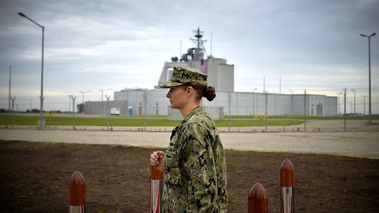 Sistemul de la Deveselu în fața provocărilor unui conflict real: ce poziție ocupă în peisajul mondial al apărării Într-o lume în continuă schimbare, unde tensiunile geopolitice cresc și amenințările cu utilizarea armamentului nuclear devin tot mai evidente, sistemele de apărare antirachetă devin un element esențial în strategia oricărui stat