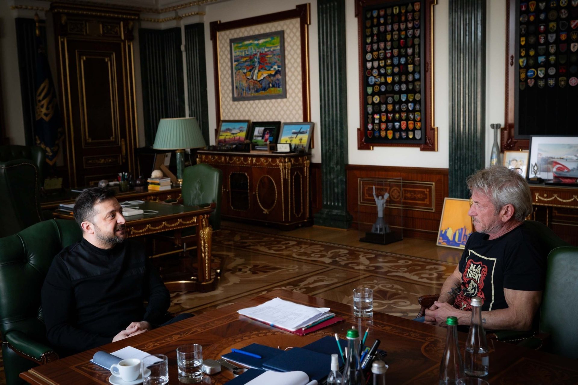 Actorul american Sean Penn, față cunoscută pentru implicarea sa atât în domeniul cinematografiei, cât și în activism, a fost surprins recent în Ucraina, în plină zonă de conflicte