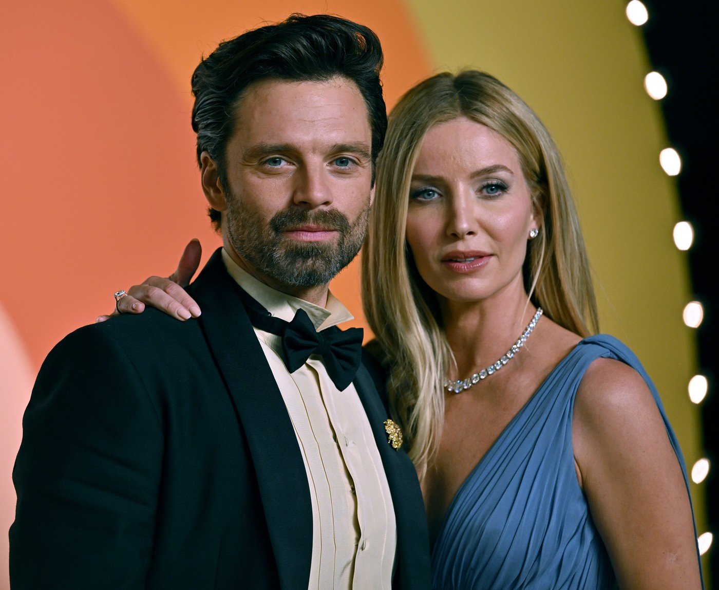 Primul copil pentru Sebastian Stan și Annabelle Wallis în 2026: vestea care a luat prin surprindere lumea filmului O veste neașteptată și plină de emoție a zguduit recent lumea celebrităților: Sebastian Stan, cunoscut pentru rolul său iconic din universul Marvel, și iubita sa, actrița britanică Annabelle Wallis, se pregătesc să devină părinți pentru prima dată