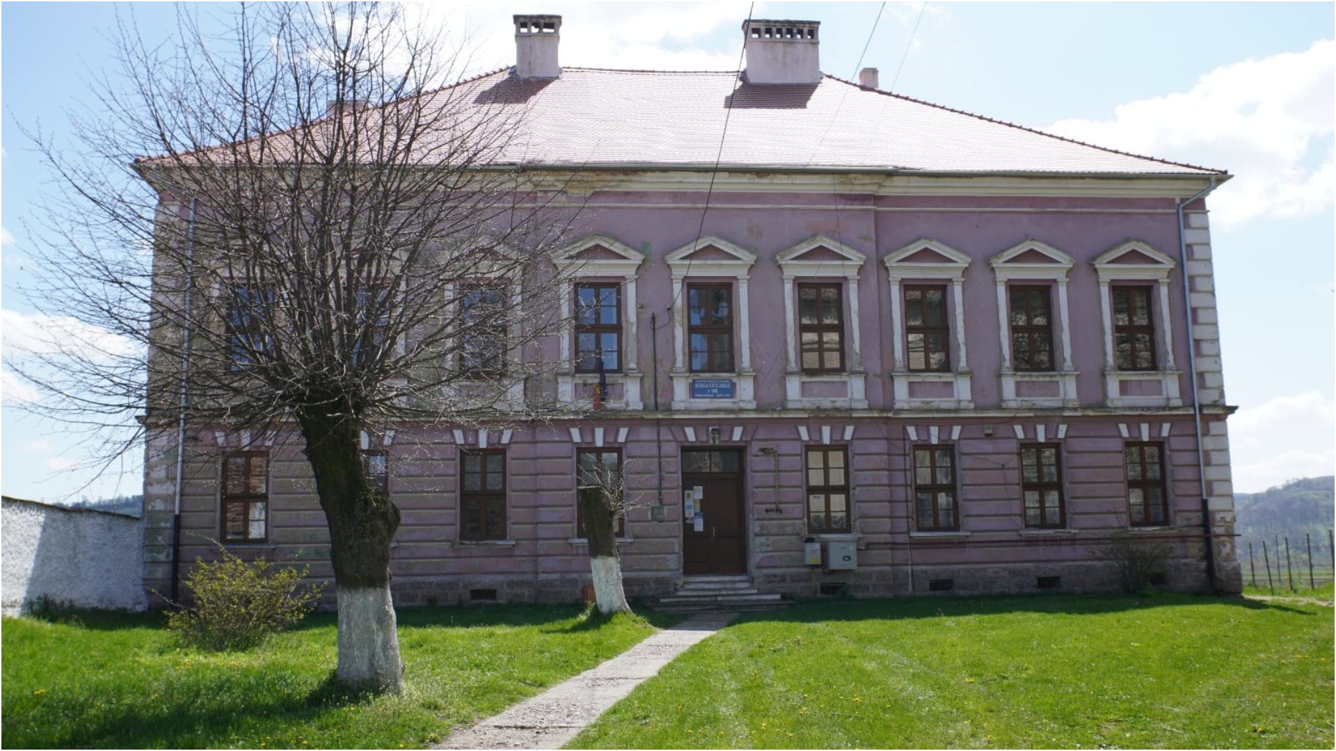 Hoghilag devine un exemplu de educație inovativă în România: a doua școală smart din comună, destinată beneficiarilor din zone defavorizate Comuna Hoghilag, situată în județul Sibiu, a inaugurat oficial pe 19 martie cea de-a doua școală smart din localitate, o investiție considerabilă în educația și viitorul copiilor din comunitate