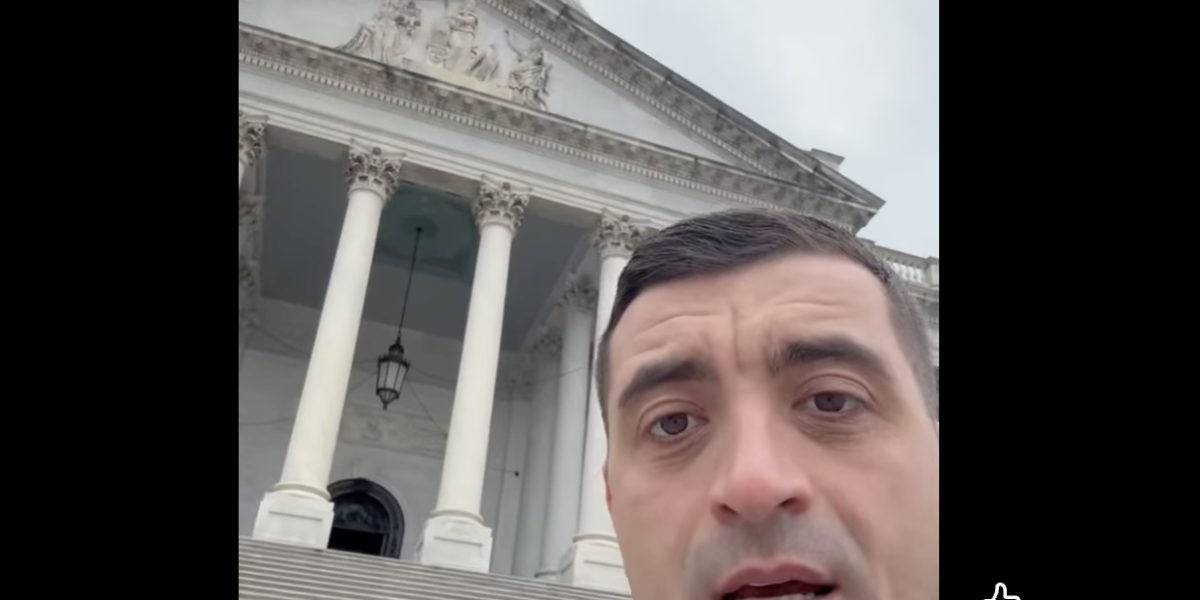 George Simion, liderul extrem de cunoscut al partidului AUR, a ajuns recent în Statele Unite, unde își continuă activitățile politice și dezvăluie perspective controverse despre situația din România